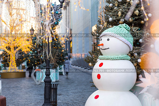 New Year's card 2026. Christmas background with a snowman. Concept of preparing and decorating for the New Year. Holiday toys and snowmen on the streets of Moscow. Стоковое фото, фотограф Photojuli / Фотобанк Лори
