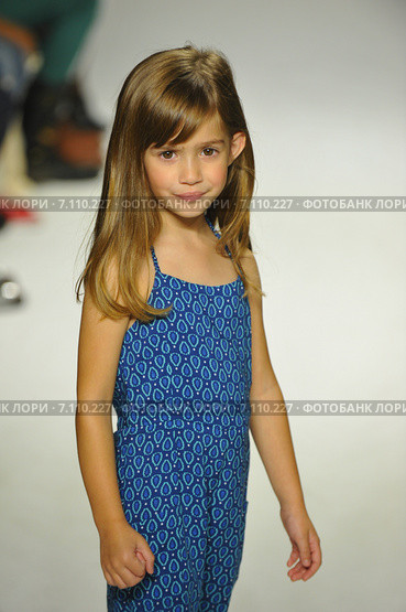 NEW YORK, NY - OCTOBER 18: A model walks the runway during the Chloe preview at petitePARADE Kids Fashion Week at Bathhouse Studios on October 18, 2014 in New York City. Редакционное фото, фотограф Anton Oparin / Фотобанк Лори