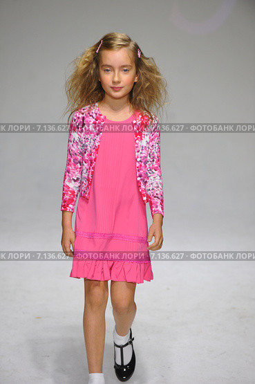 NEW YORK, NY - OCTOBER 18: A model walks the runway during the preview at petitePARADE / Kids Fashion Week at Bathhouse Studios on October 18, 2014 in New York City. Редакционное фото, фотограф Anton Oparin / Фотобанк Лори