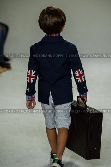 NEW YORK, NY - OCTOBER 19: A model walks the runway during the Clarks preview at petitePARADE Kids Fashion Week at Bathhouse Studios on October 19, 2014 in New York City. Редакционное фото, фотограф Anton Oparin / Фотобанк Лори