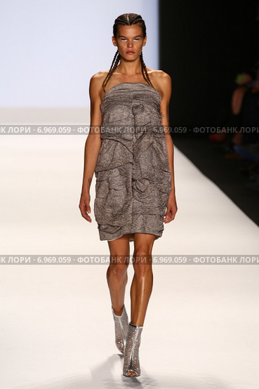 NEW YORK, NY - SEPTEMBER 05: A model walks the runway at the Project Runway (Alexander Knox) show during MBFW Spring 2015 at Lincoln Center on September 5, 2014 in NYC. Редакционное фото, фотограф Anton Oparin / Фотобанк Лори