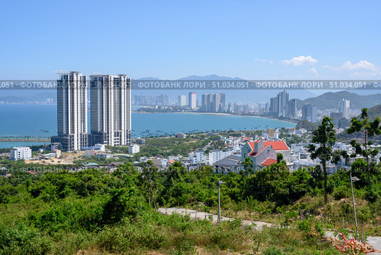 NHA TRANG, VIETNAM - APRIL 28, 2025. View from the mountain to the city with skyscrapers on the shore of the Gulf of the South China Sea. Редакционное фото, фотограф Сергей Фролов / Фотобанк Лори