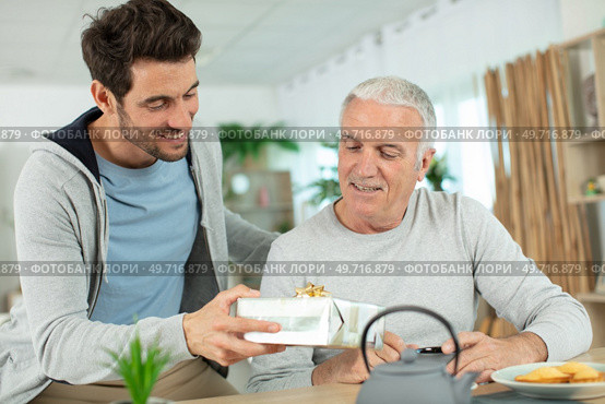 nice elderly father receive present from his grown up son. Стоковое фото, агентство Ingram Publishing / Фотобанк Лори
