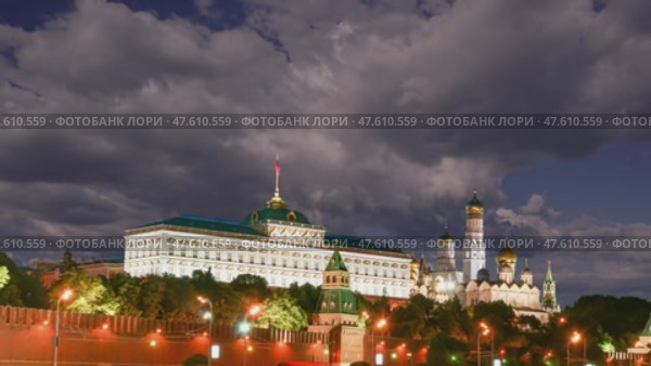 Night view of the Moscow Kremlin, Russia (most popular view). Against the background of a beautiful sky with clouds. Стоковое видео, видеограф Владимир Журавлев / Фотобанк Лори
