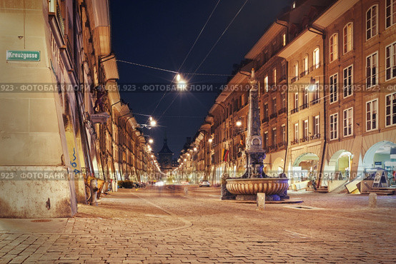 night view on the shopping alley Kramgasse at Bern, Switzerland. Стоковое фото, агентство Ingram Publishing / Фотобанк Лори