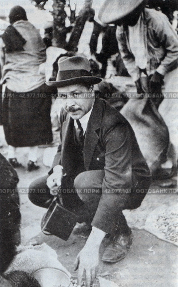 Николай Иванович Вавилов (1887-1943) - русский и советский учёный-генетик, ботаник, селекционер, химик, географ, общественный и государственный деятель. Н.И. Вавилов за отбором семян. Мексика, 1930 год. Стоковое фото, фотограф Сергей Елизарьев / Фотобанк Лори