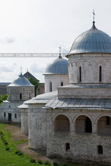 Никольская церковь и Успенский собор в Ивангородской крепости. Ивангород (2014 год). Стоковое фото, фотограф Александр Щепин / Фотобанк Лори
