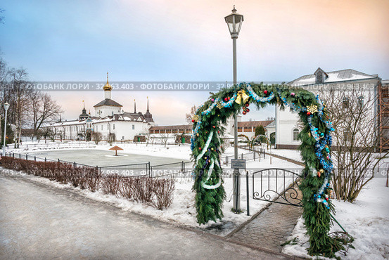 Никольская церковь и ворота St. Nicholas Church of the Tolgsky Monastery (2020 год). Стоковое фото, фотограф Baturina Yuliya / Фотобанк Лори