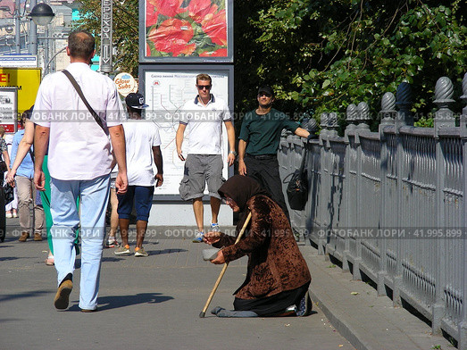 Нищая старушка просит милостыню. Улица Волхонка. Город Москва (2014 год). Редакционное фото, фотограф lana1501 / Фотобанк Лори