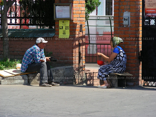 Нищие у входа в церковь Преображения Господня в Богородском. Москва (2014 год). Редакционное фото, фотограф lana1501 / Фотобанк Лори