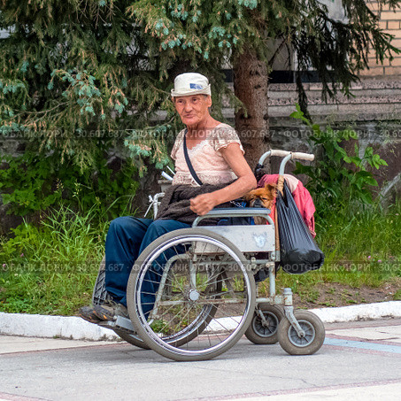 Нищий в инвалидной каляске (2010 год). Редакционное фото, фотограф Игорь Боголюбов / Фотобанк Лори