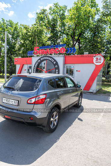 Nissan Qashqai vehicle near the tire shop, car service (2021 год). Редакционное фото, фотограф FotograFF / Фотобанк Лори