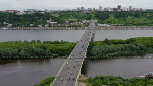 Нижний Новгород. Река Ока. Вид на метромост. Вид с воздуха. Nizhny Novgorod. Oka River. View of the Metro bridge. Aerial view. (2020 год). Стоковое видео, видеограф Евгений Романов / Фотобанк Лори