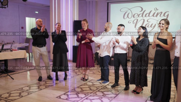 Нижний Новгород, Россия, Казанское шоссе, 29, 31.08.2023. Гости поздравляют молодоженов с днем свадьбы и дарят денежные подарки в конвертах. Guests congratulate the newlyweds on their wedding day and give cash gifts in envelopes. Редакционное видео, видеограф Egor Sarantstv / Фотобанк Лори