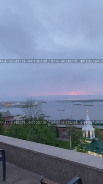 Нижний Новгород. Закат над рекой Волгой, с исторической городской архитектурой на переднем плане. (2023 год). Редакционное видео, видеограф Анастасия / Фотобанк Лори