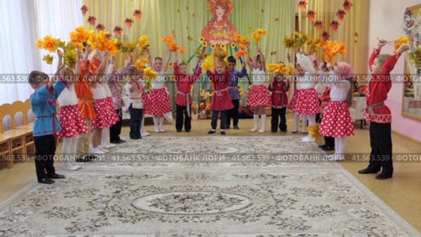 Nizhny Novgorod, Russia, 1a Gleb Uspensky str., kindergarten No.340., 19.26.2023. Matinee in kindergarten, Autumn Festival Children in bright costumes are standing in a semicircle and waving bouquets. High quality 4k footage Нижний Новгород, Россия, ул. Глеба Успенского, 1а, детский сад №340., 26.19.2023. Утренник в детском саду, Осенний праздник, дети в ярких костюмах стоят полукругом и размахивают букетами. Редакционное видео, видеограф Egor Sarantstv / Фотобанк Лори
