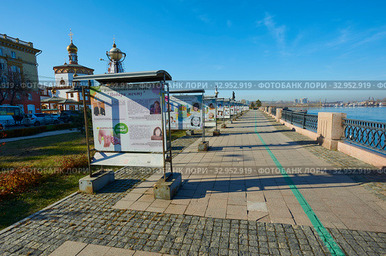 Нижняя набережная реки Ангары и вид на реку Ангару в городе Иркутске и фотовыставка, призывающая усыновить или взять под опеку детей, оставшихся без попечения родителей (2019 год). Редакционное фото, фотограф Юрий Карачев / Фотобанк Лори