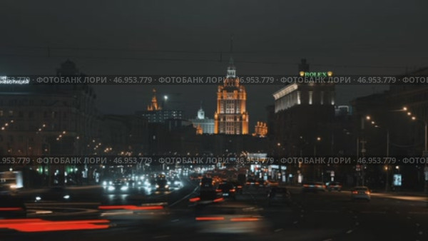 Ночная Москва — автомобильное движение и сталинская архитектура в таймлапсе. Стоковое видео, видеограф Елена Бекташ / Фотобанк Лори