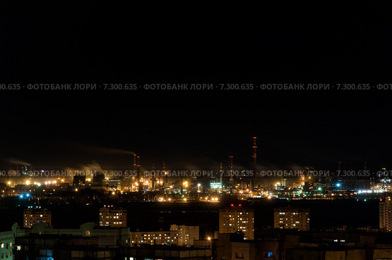 Ночная панорама Новолипецкого металлургического комбината за линией жилых домов (2015 год). Редакционное фото, фотограф Сайганов Александр / Фотобанк Лори