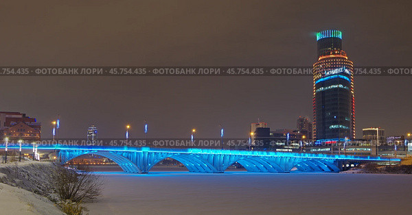 Ночная подсветка Макаровского моста. Екатеринбург, улица Челюскинцев. Редакционное фото, фотограф Алексей Иванов / Фотобанк Лори