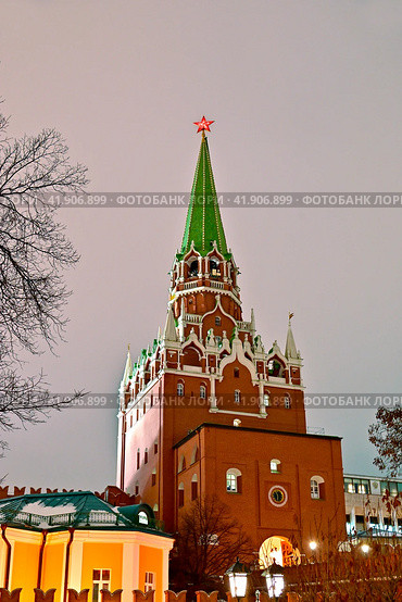 Ночная подсветка Троицкой башни Московского Кремля. Город Москва (2023 год). Редакционное фото, фотограф Александр Тараканов / Фотобанк Лори