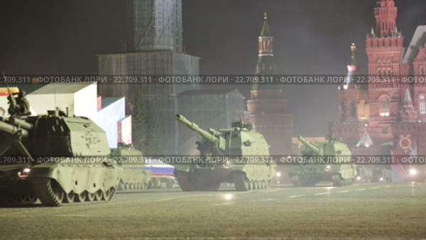 Ночная репетиция парада на Красной площади в честь 71-й годовщины Дня Победы. Колонна российских дивизионных самоходных гаубиц МСТА-С и новых самоходных гаубиц бригадного звена Коалиция-СВ (2016 год). Редакционное видео, видеограф Игорь Долгов / Фотобанк Лори