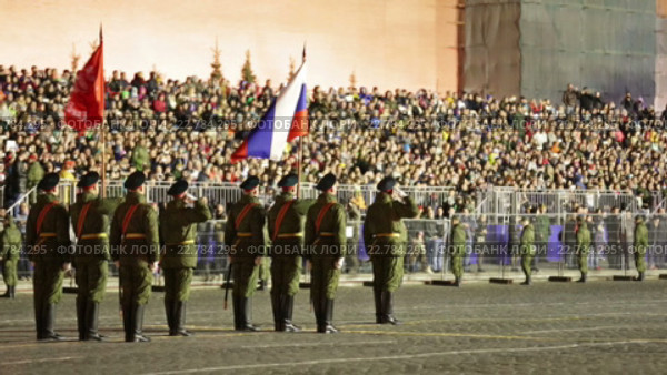 Ночная репетиция парада на Красной площади в Москве в честь 71-й годовщины Победы. Знаменосцы с флагом России и знаменем Победы (2016 год). Редакционное видео, видеограф Игорь Долгов / Фотобанк Лори