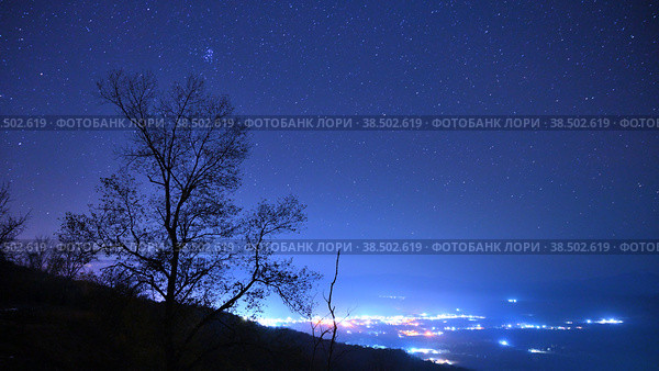 Ночное небо над маленьким городком. Стоковое фото, фотограф Садовский Анатолий / Фотобанк Лори