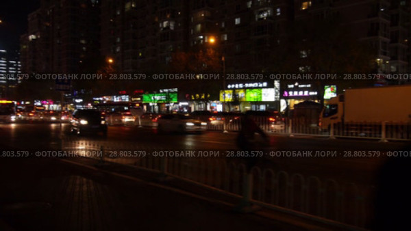 Ночной Пекин. Уличное движение. Beijing in evening - traffic at the crossroads. (2017 год). Стоковое видео, видеограф Евгений Романов / Фотобанк Лори