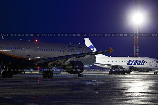Ночной перрон. Самолет A-321 авиакомпании "Аэрофлот" Boeing-737 авиакомпании "ЮТ-Эйр".  Аэропорт Толмачево, Новосибирск. (2010 год). Редакционное фото, фотограф Игорь Жоров / Фотобанк Лори