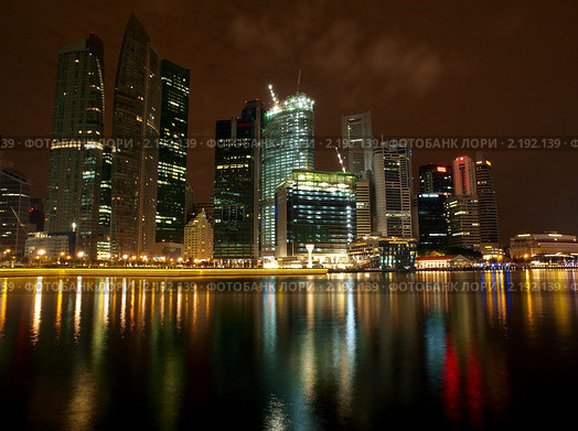 Ночной вид на Marina bay и небоскребы в Сингапуре (2010 год). Редакционное фото, фотограф SevenOne / Фотобанк Лори