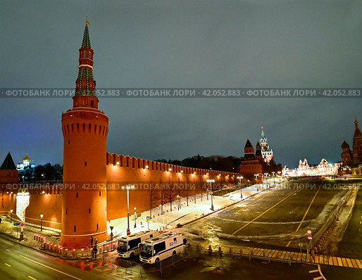 Ночной вид на Московский Кремль во время новогодних праздников. Город Москва, Россия (2023 год). Стоковое фото, фотограф Александр Тараканов / Фотобанк Лори
