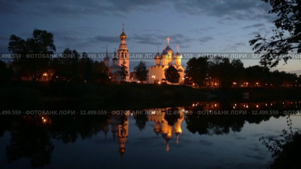Ночной вид на Вологодский кремль с берега реки (2019 год). Стоковое видео, видеограф Юлия Бабкина / Фотобанк Лори
