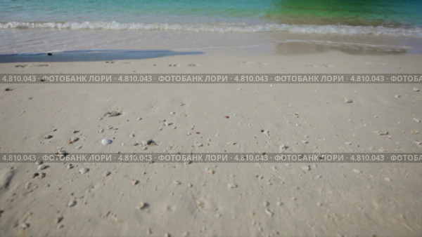 Ноги туриста, прогуливающиеся по пляжу. Стоковое видео, видеограф pzAxe / Фотобанк Лори