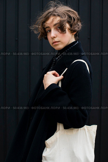 non binary person posing with white bag. Стоковое фото, агентство Ingram Publishing / Фотобанк Лори