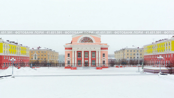 Норильск, Красноярский край, Сибирь, Россия. Здание музея на Комсомольской площади. Улица покрыта снегом. Холодная зимняя погода. Северный город. Редакционное фото, фотограф Андрей Степанов / Фотобанк Лори