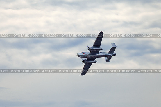 North American B-25 Mitchell - американский двухмоторный цельнометаллический пятиместный бомбардировщик среднего радиуса действия на празднике 100 лет ВВС России, г. Жуковский (2012 год). Редакционное фото, фотограф Игорь Долгов / Фотобанк Лори