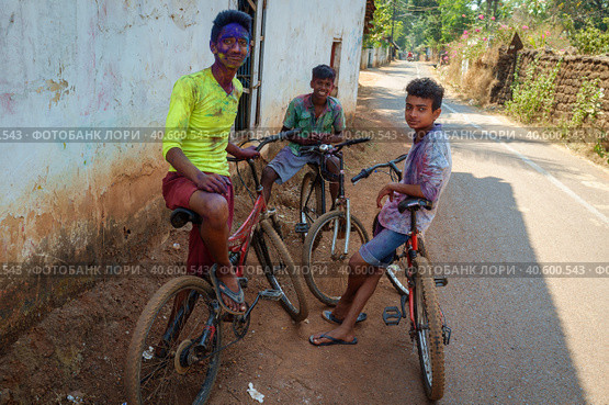 North Goa, India, Северный Гоа, Индия. Дети на велосипеде. Холи (2017 год). Редакционное фото, фотограф Константин Смилга / Фотобанк Лори
