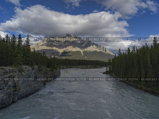 North Saskatchewan River with mountains in the background, Icefields Parkway, Jasper, Alberta, Canada. Стоковое фото, агентство Ingram Publishing / Фотобанк Лори