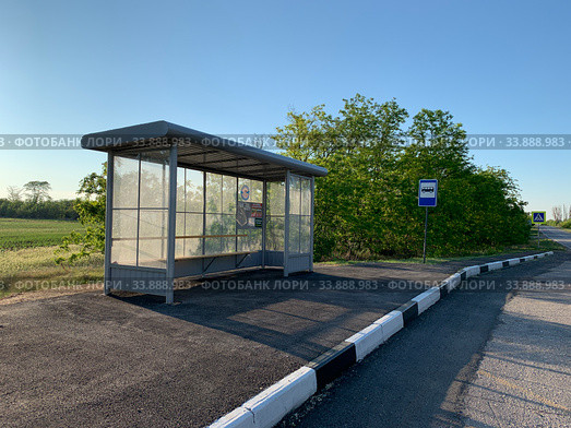 Новая автобусная остановка в степной части Крыма Нижнегорского района село Жемчужина (2020 год). Стоковое фото, фотограф Кузнецов Максим / Фотобанк Лори
