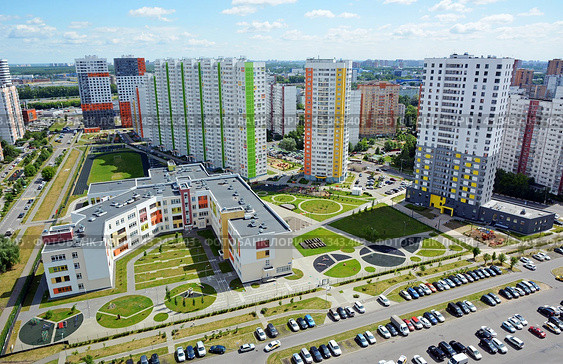 Новая школа в районе новостроек в Новых Химках и жилые дома по улице Родионова (2020 год). Стоковое фото, фотограф Александр Замараев / Фотобанк Лори