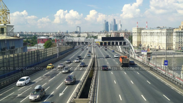 Новоандреевский мост - часть третьего транспортного кольца, соединяющий Андреевскую и Лужнецкую набережные. Стоковое видео, видеограф Виктор Тараканов / Фотобанк Лори
