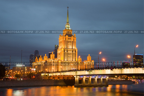 Новоарбатский мост и гостиница "Украина" (Radisson Royal Hotel) в ночной подсветке облачным  сентябрьским вечером. Москва (2016 год). Редакционное фото, фотограф Виктор Карасев / Фотобанк Лори