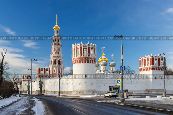 Новодевичий монастырь, город Москва, Россия. Новодевичий Ставропигиальный женский монастырь города Москвы Русской православной церкви. Зимний вид снаружи на монастырские стены, колокольню и Смоленский собор. Знаменитая историческая и архитектурная достопримечательность. Путешествия и туризм по России. Стоковое фото, фотограф Андрей Степанов / Фотобанк Лори