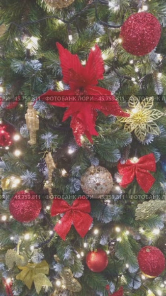 Новогодние елочные игрушки - золотые шары на елке. Beautiful Christmas-tree decorations. Стоковое видео, видеограф Татьяна Д / Фотобанк Лори