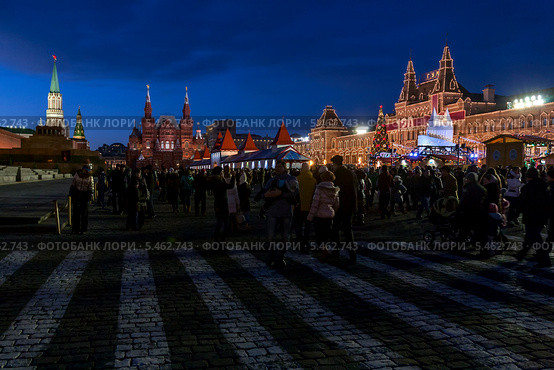 Новогодние гуляния на Красной площади в Москве, 2014 год. Редакционное фото, фотограф Брагин Алексей Георгиевич / Фотобанк Лори