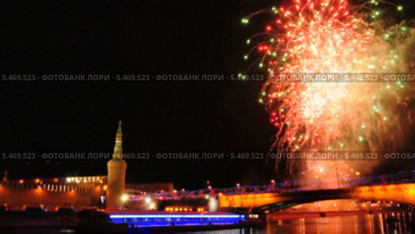 Новогодний салют на Москворецкой набережной (2014 год). Стоковое видео, видеограф Алёшина Оксана / Фотобанк Лори