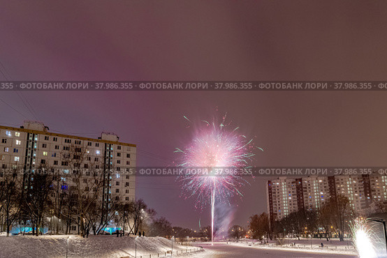 Новогодний салют во дворе зимой в городе (2022 год). Стоковое фото, фотограф Алексей Чеботарев / Фотобанк Лори