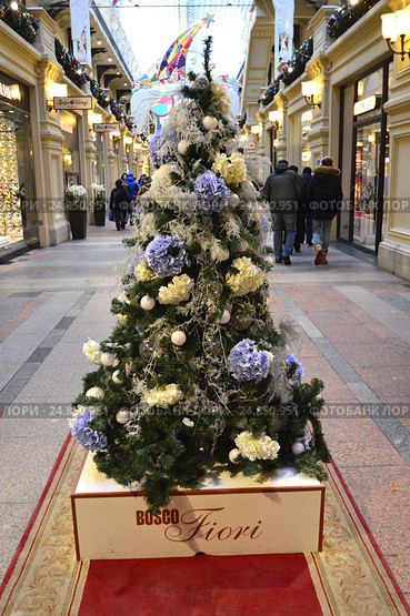 Новогодняя дизайнерская елочка от салона цветов "Bosco Fiori" в легендарном торговом центре ГУМ. Москва (2017 год). Редакционное фото, фотограф lana1501 / Фотобанк Лори