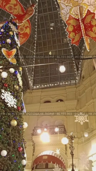 Новогодняя елка, праздничные украшения в стиле хохлома на фоне потолка и ярусов в главном универмаге. Редакционное видео, видеограф Юлия Королева / Фотобанк Лори